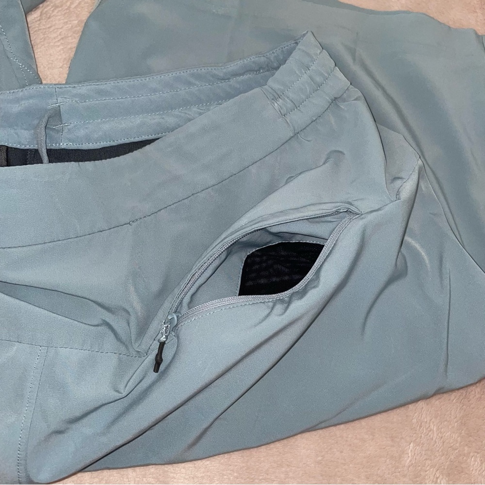 Lululemon shorts size 34 - Picture 6 of 11